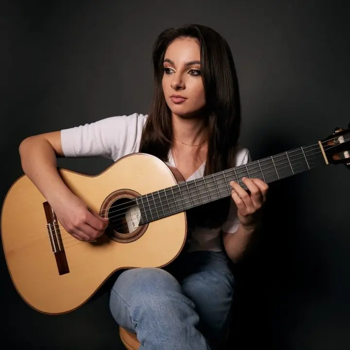 Maria-Alexandra Păceană playing classical guitar